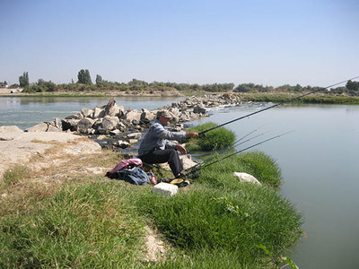 Шоликорская дамба на реке Сырдарья в сентябре